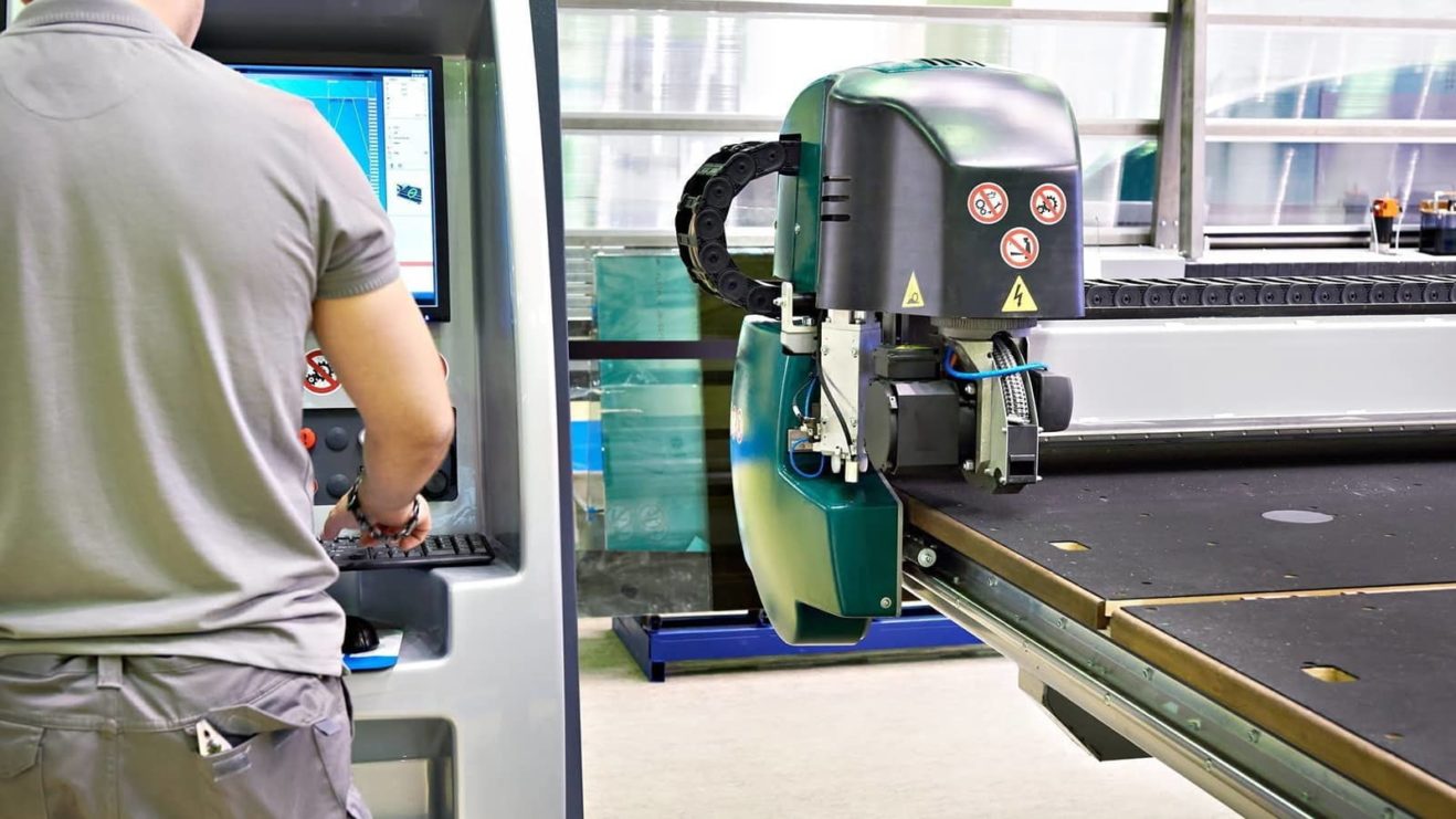 Баннер фрезеровка стекла